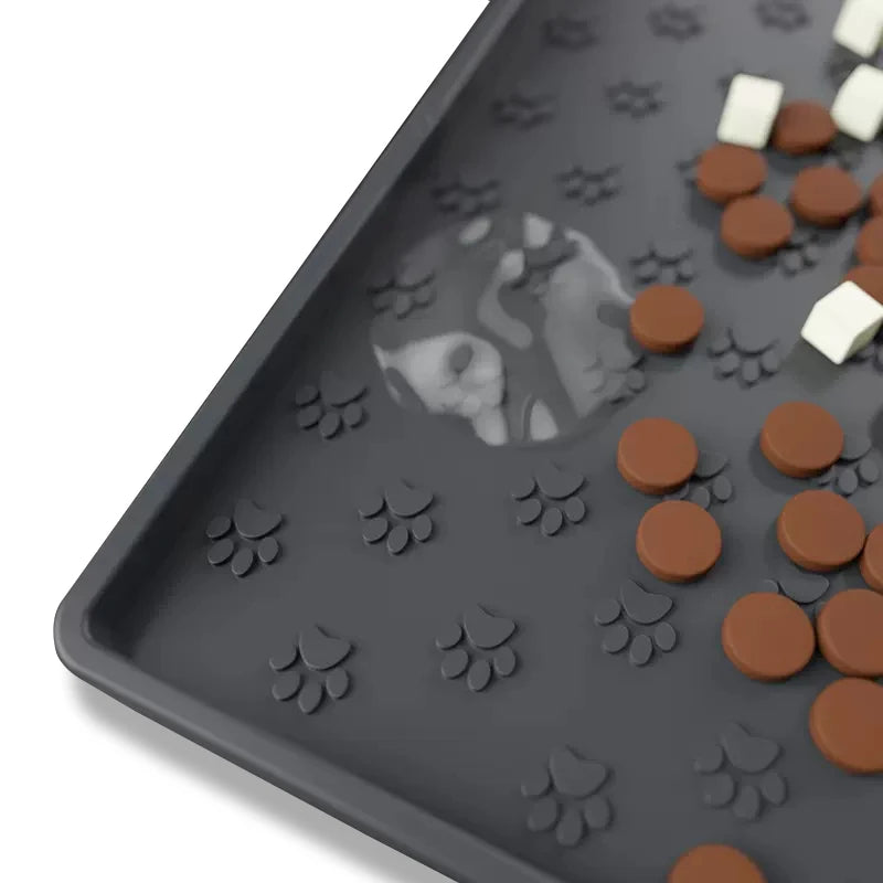 Raised edge keeping kibble on the silicone feeding mat